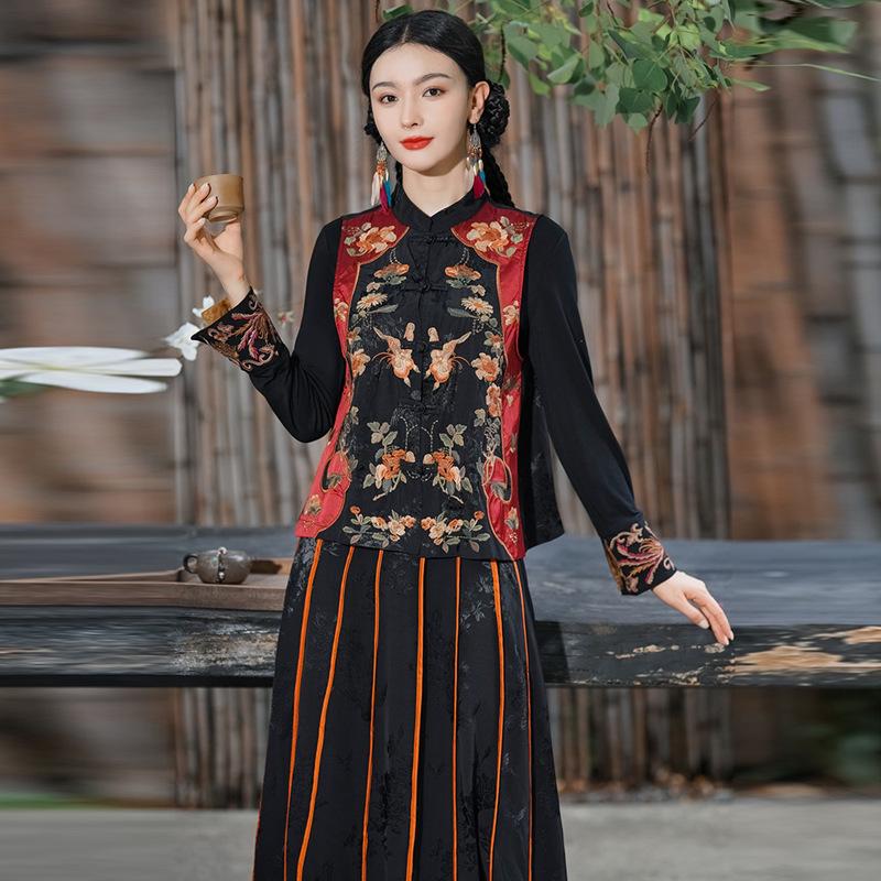 Dámská vyšívaná vesta etnického stylu se stojáčkem a žabkovým zapínáním