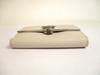 Autentisk Salvatore Ferragamo Gancini lysbeige skinn sølvfarget H/W bifold-lommebok #a701 pusset opp