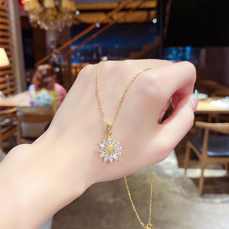 Niche design sense does not fade clavicle chain new fashion simple neck chain Japanese and Korean all-match light luxury titanium steel necklace women