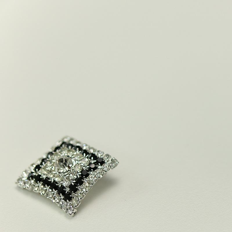 

Квадратная пуговица из хрусталя высокого качества, металлическая пряжка, пряжка из норкового бархата, шерстяная пряжка для пальто, декоративная женская пуговица 1 #[Prism Claw Drill Black Frame] * 48L = 30MM