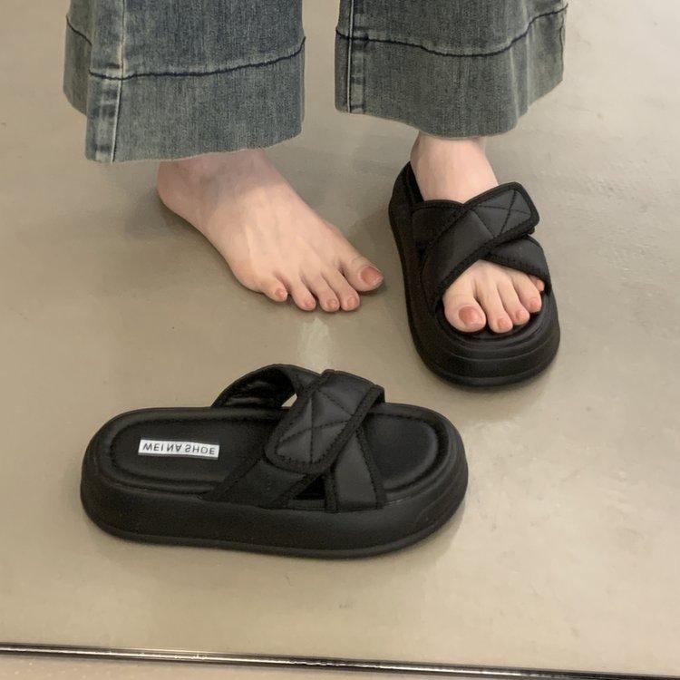 Dicke Sohle Muffin Klettverschluss schwarze Hausschuhe Damen Sommerbekleidung 2025 Sommer neue Mode coole Hausschuhe