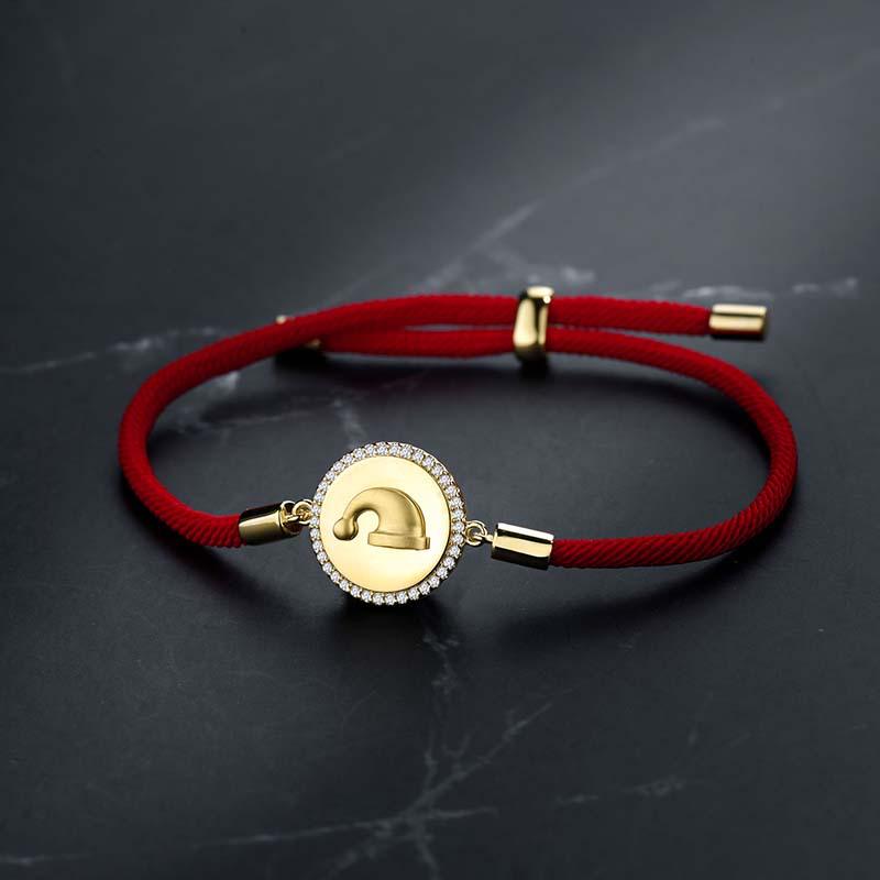 

Роскошный женский праздничный браслет из красной веревки в европейском и американском стиле с регулируемым шармом в виде рождественской шляпы