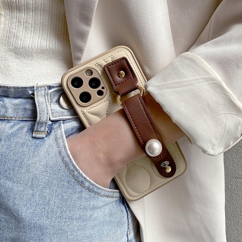 Fashion Leather Pearl Wrist Strap Stand Case For iPhone 14 13 12 11 15 16 17 Pro Max 14 Plus Water Ripple Wristband Cover