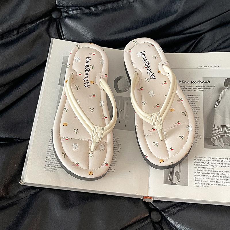 Small fresh and comfortable cute cartoon flip-flops women 2025 new summer wear casual beach versatile cool slippers