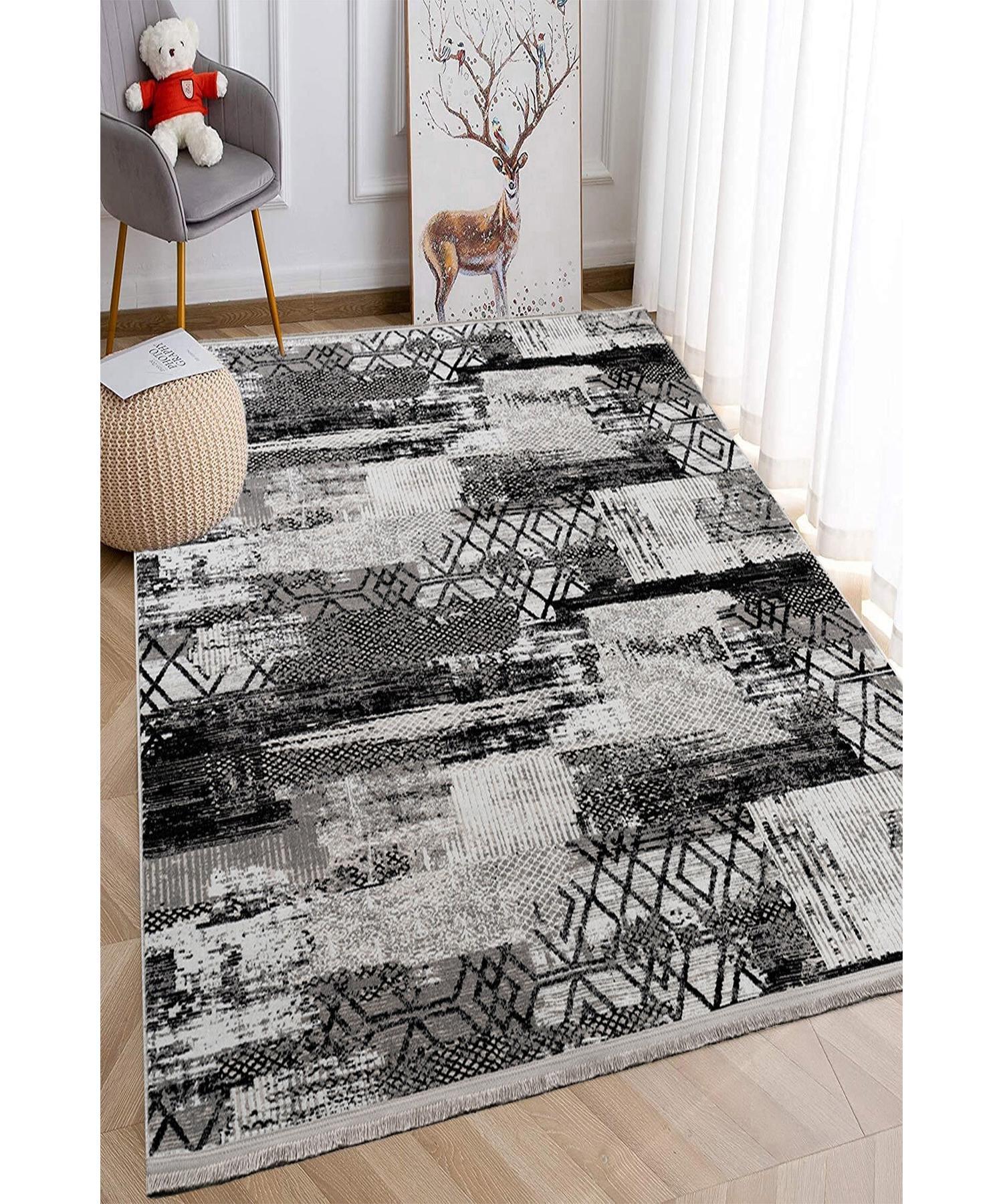 

Современный тканый ковер с черно-белым узором и бахромой