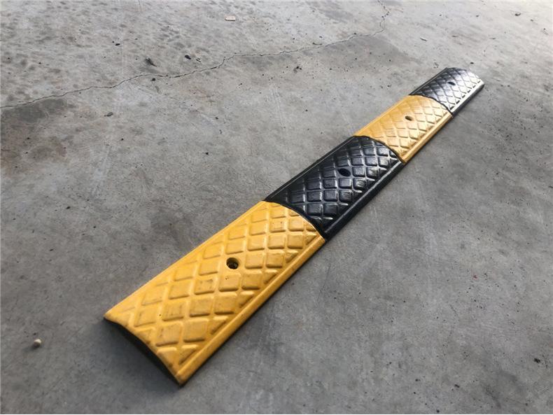 2cm High Mini Rubber Speed Bump and Bicycle Buffer with Yellow-Black Stripes for Parking Space Division