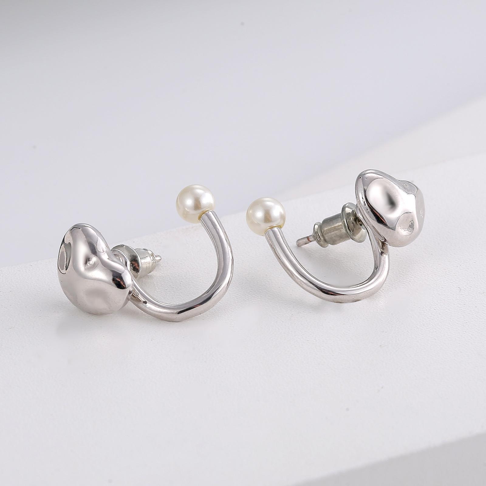 

Minimalist Heart Pearl Earrings: S925 Silver, Versatile for Commuting