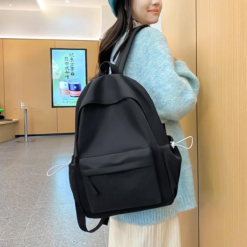 Backpacks Are Fashionable and Popular Among Primary and Secondary School Students