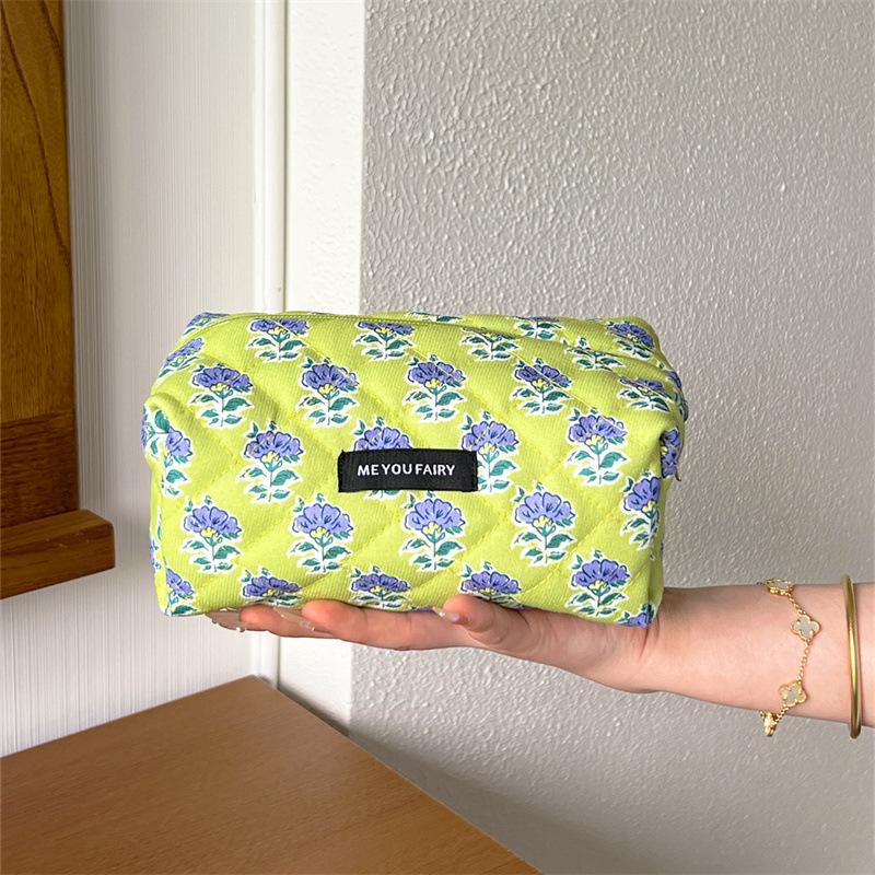 Cute Floral Quilted Makeup Bag Portable Coin Storage Travel Zipper Bag Compact Multi-Purpose Cosmetic Storage Pouch
