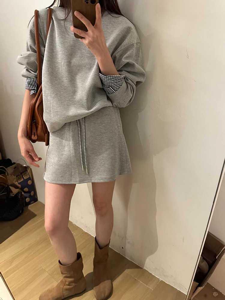 

Two-Piece Plus Size Set: Long-Sleeve Sweatshirt & Short Skirt for Chubby Girls - Autumn/Winter Korean Casual Style. Medium сірий колір