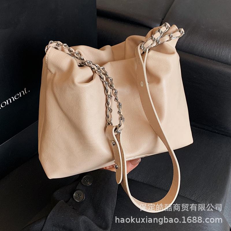 Simple and versatile bag women's spring summer 2025 new leisure this year popular messenger bag chain shoulder bucket bag