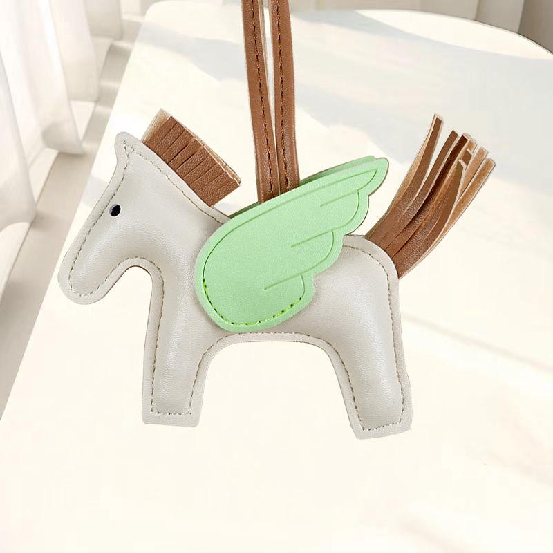 Portachiavi con ciondolo Pegasus a contrasto con motivo a cartone animato, con nappa e pony in pelle