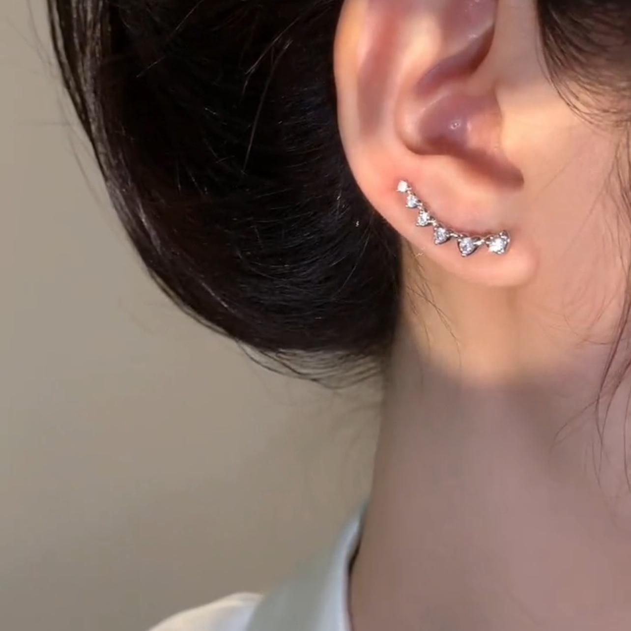 

Серьги-пусеты с цирконом в форме изогнутого сердца, дизайн нишевый, легкая роскошь, крючок для уха, высококлассный темперамент, элегантные, универсальные, изысканные серьги