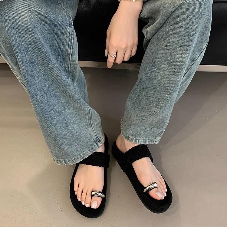 Soft bottom design simple word with cool slippers women's 2025 spring new set toe thick bottom beach slippers with skirt tide