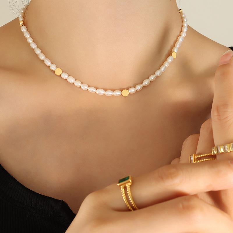 Colier mic auriu cilindric cu îmbinare cu perle de apă dulce ovale neregulate, stil de design unic, lanț de gât franțuzesc care nu se decolorează