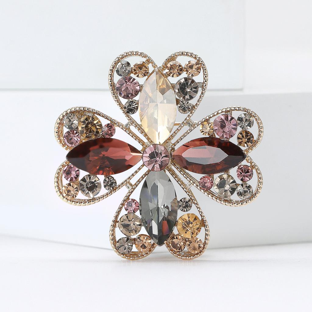 Stylish Rhinestone Hollow Four Leaf Clover Brooches for Women Plant Pin Event Party Backpack Decoration Clothes Accessories