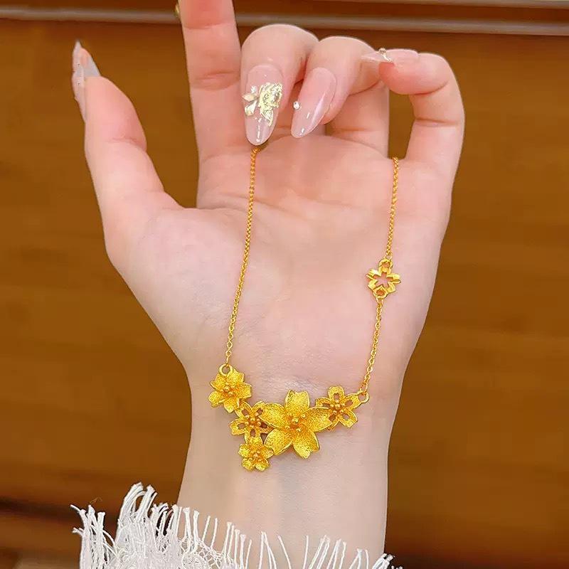 Gold-Plated Three-Flower Necklace - Elegant and Luxurious Clavicle Chain for Women, Perfect Bridal Accessory