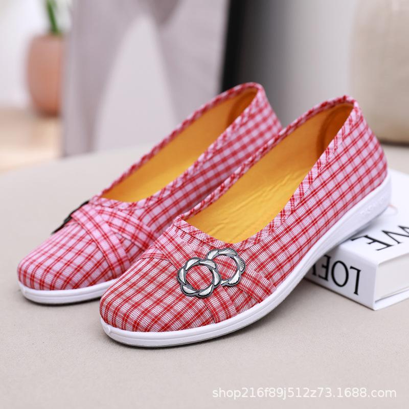 Alte Peking-Stoffschuhe mittleren Alters und ältere, atmungsaktive Low-Top-Pumps, rutschfeste Damenschuhe, alte Dame, faule, lässige, niedrig geschnittene Mutter