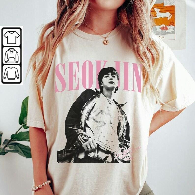 Moda Estiva 2026 T-shirt Trendy Vintage Jin Shirt, Merch Kpop di Kim Seokjin, Maglietta Retrò Jin Anni '90, Regali per Fan Hip Hop Streetwear T-shirt Oversize