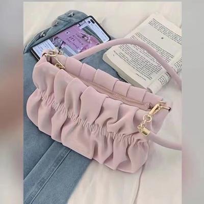 Sac à bandoulière portable rose pour femme, nouvelle mode d'été polyvalent sac messager chaîne nuage plissé téléphone portable