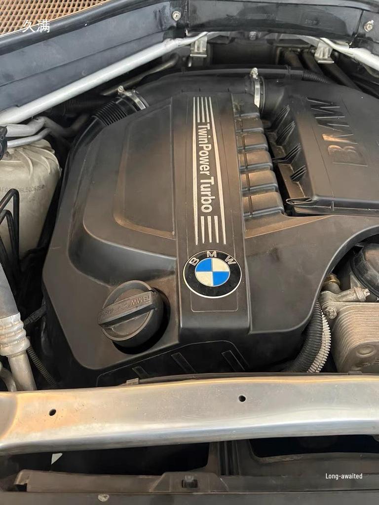 Kompatibilní s řadou 5, 6, 7 N55, X5, X6, GT535i Izolace a odhlučnění kapoty motoru.