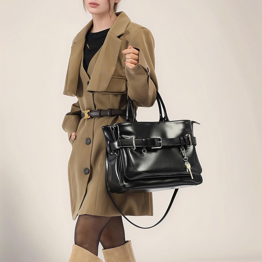 Niche Ins Versatile Handbag Locomotive Bag 2025 New Bag Fashion Women's Bag Single Shoulder Oblique Span Bag