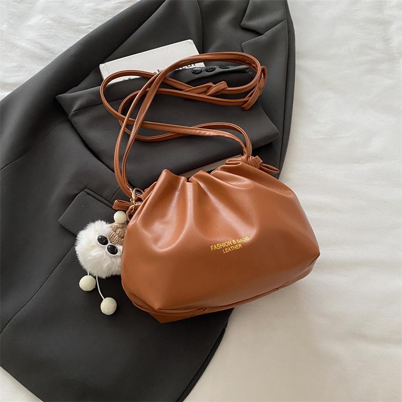 Niche Design Bag Women's 2025 New Summer Versatile Korean Version Shoulder Messenger Bag Pleated Popular Bucket Bag