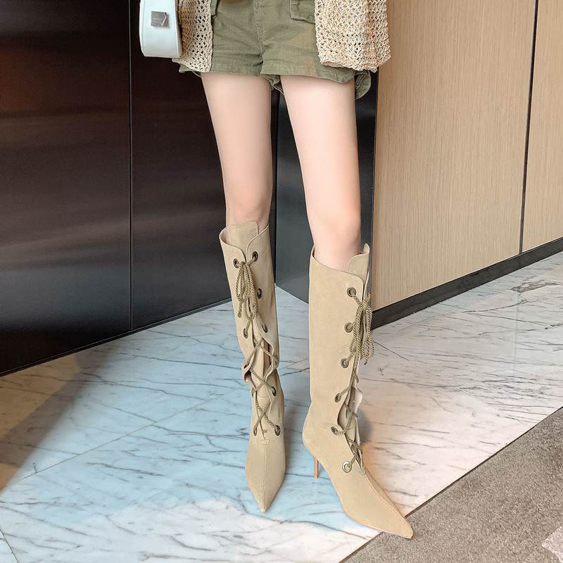 Krazing Pot Chaussures en daim de vache pour femme, cuissardes hautes à bout pointu, talons hauts et lacets avec pompon, collection automne-hiver