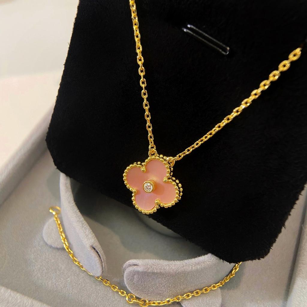 Classic Single Flower with Diamond Powder Shell Necklace, Fresh and Sweet Wind Four-leaf Clover Versatile