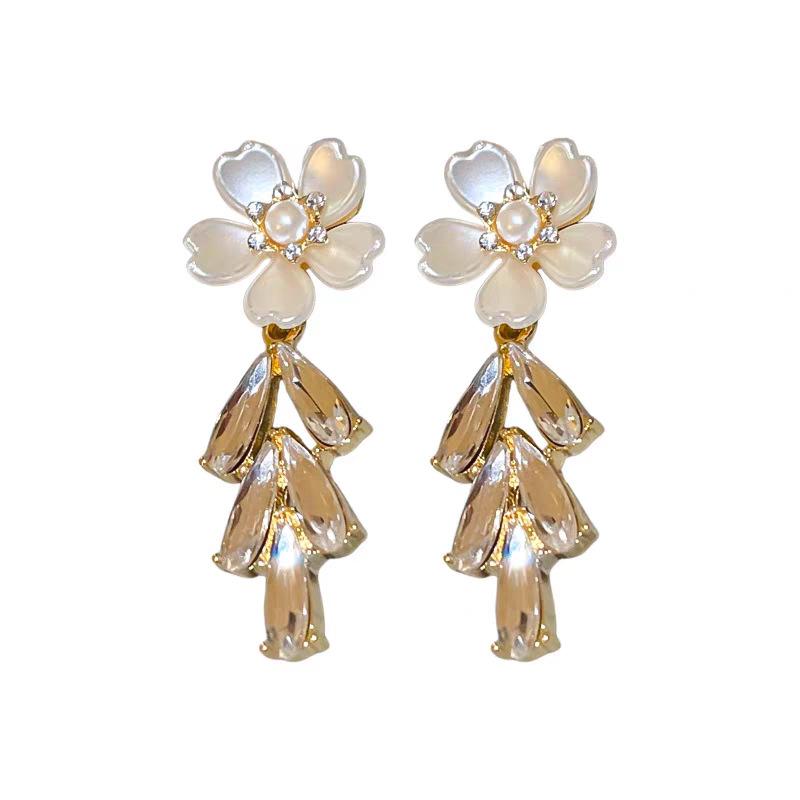 French retro flower pearl fringed earrings women's personality sweet temperament earrings light luxury high-end elegant earrings