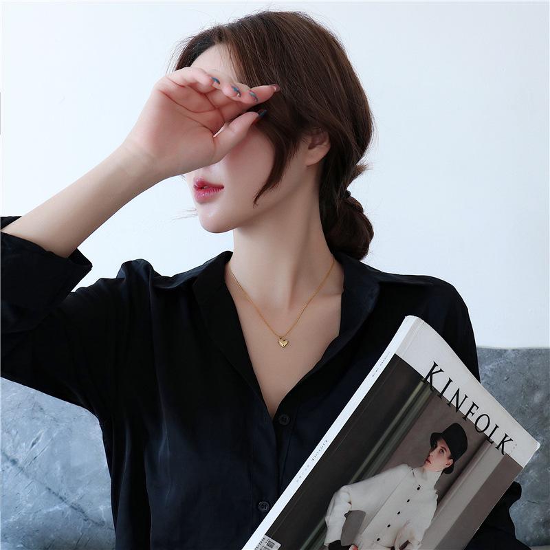 Korean Style Heart Pendant Necklace for Women - Elegant Clavicle Chain with a Fashionable, Unique Design.