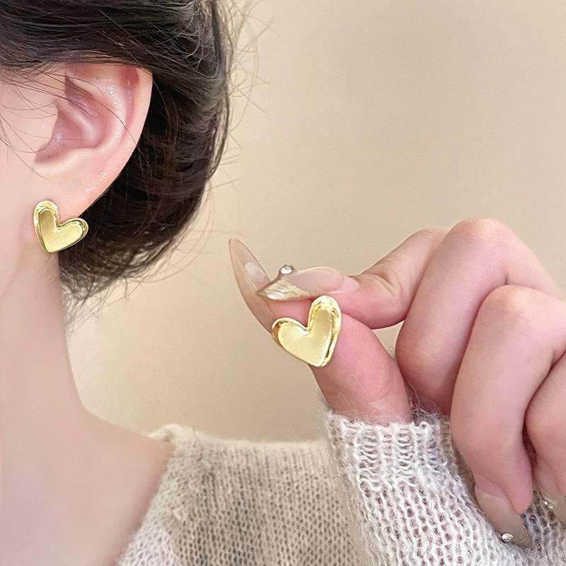 

Geometric metal brushed love earrings women s ear clips without holes, high-end niche design, exquisite personality, versatile earrings