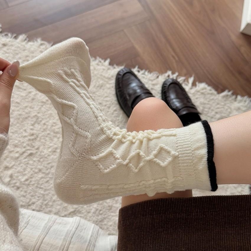 Women's Mid-calf Socks, Winter Fleece Warm Wool Socks, Black and White Women's Flower Bud Mouth Pile Texture Long Socks