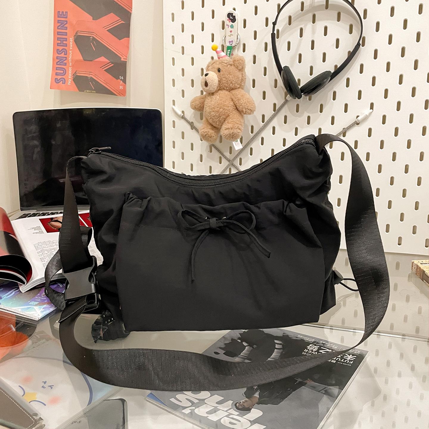 

New fashionable versatile large-capacity women s shoulder messenger bag casual niche handbag tote bag чорний