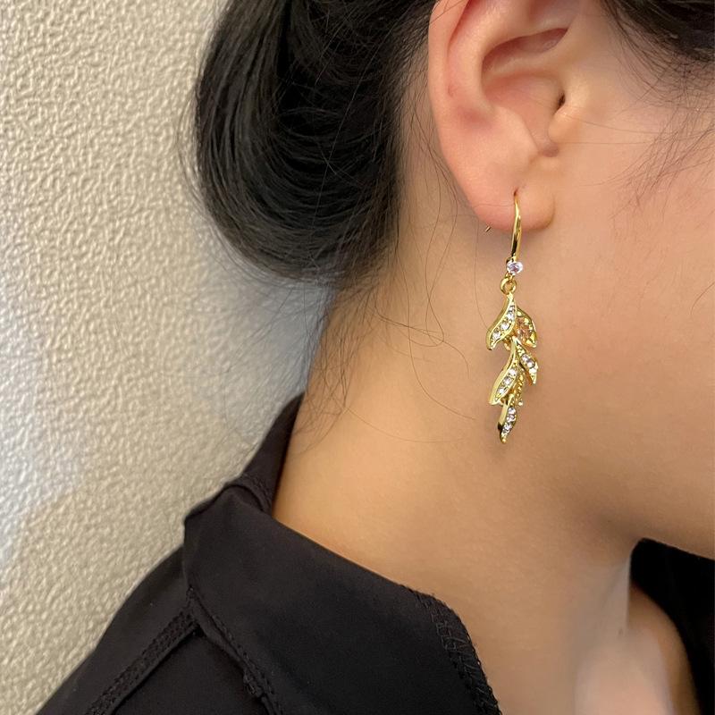 French High-End Atmosphere Unique Leaf Stud Earrings Niche Design Gentle Earrings Temperament Celebrity Light Luxury Ear Jewelry