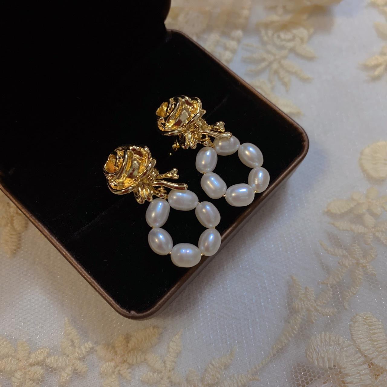 Original design stud earrings Roman Holiday, natural rice bead round ring pearl earrings women s 925 silver needle retro rose Silver needle