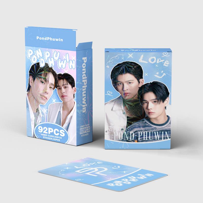Set da 92 Pezzi PONDPHUWIN Stella Thailandese Laser Lomo Card Dramma CP Pond & Phuwin Carte Fotografiche Olografiche con Adesivi