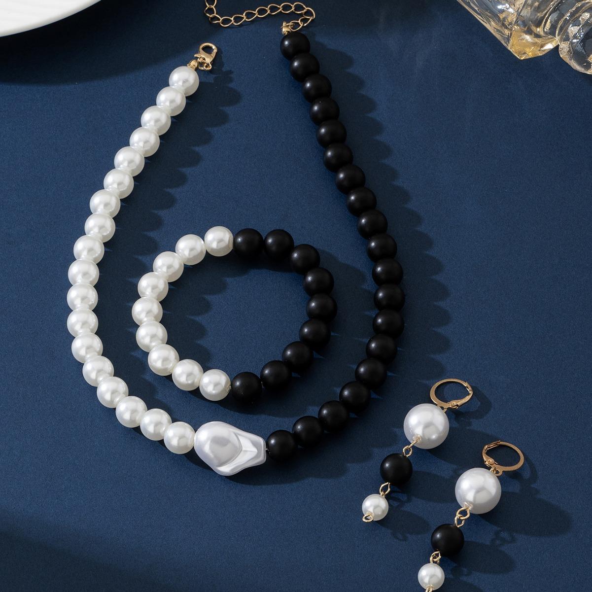 

Набор бус, ожерелья, серег и браслета. Простые ювелирные аксессуары.