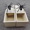 Halloweenská simulace Spider Scare Prank Box Kreativní Pop Out Spider Dřevěná Scare Box Zábavné překvapení Vtip Žert Trik Hračka Dárek pro děti