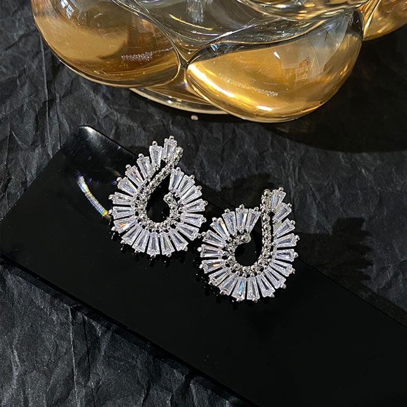 

Лепесток в форме капли воды, микро-инкрустированный циркон, нишевый светильник класса люкс для вечеринки серебряный