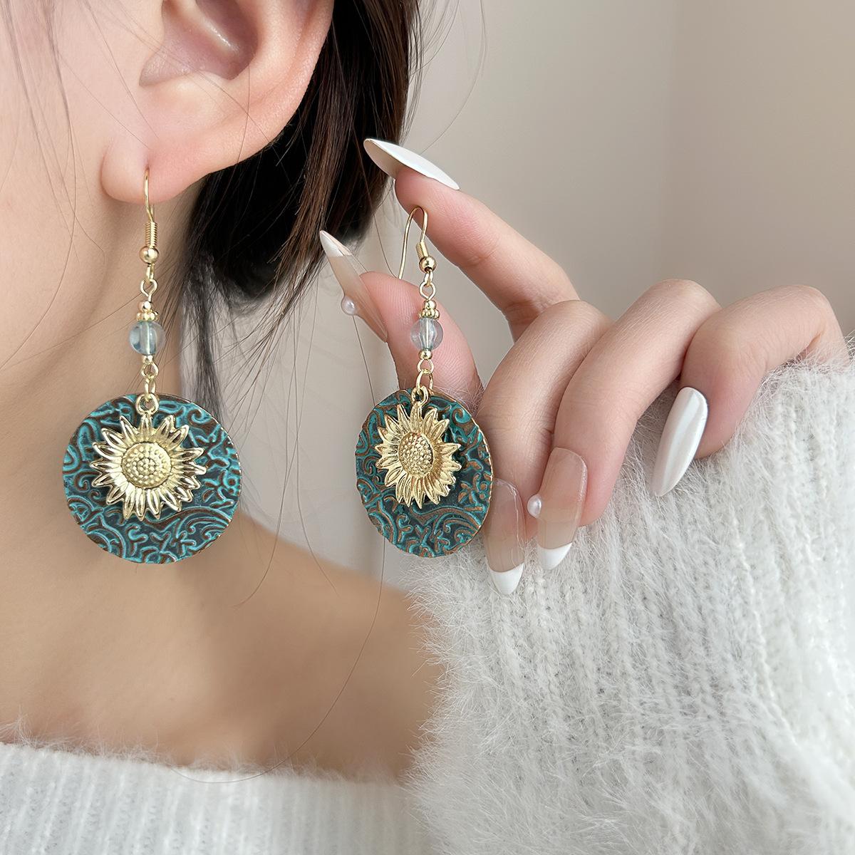 

Artistic retro Bohemian style double-layer sunflower exaggerated earrings for women, with sunflower patterns on the earpieces.