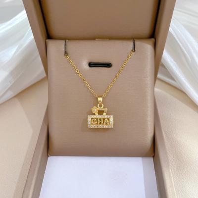 Sac à fleurs Tempérament de luxe léger Magnifique collier entièrement pavé de diamants Chaîne de clavicule polyvalente pour femmes Chaîne en acier titane