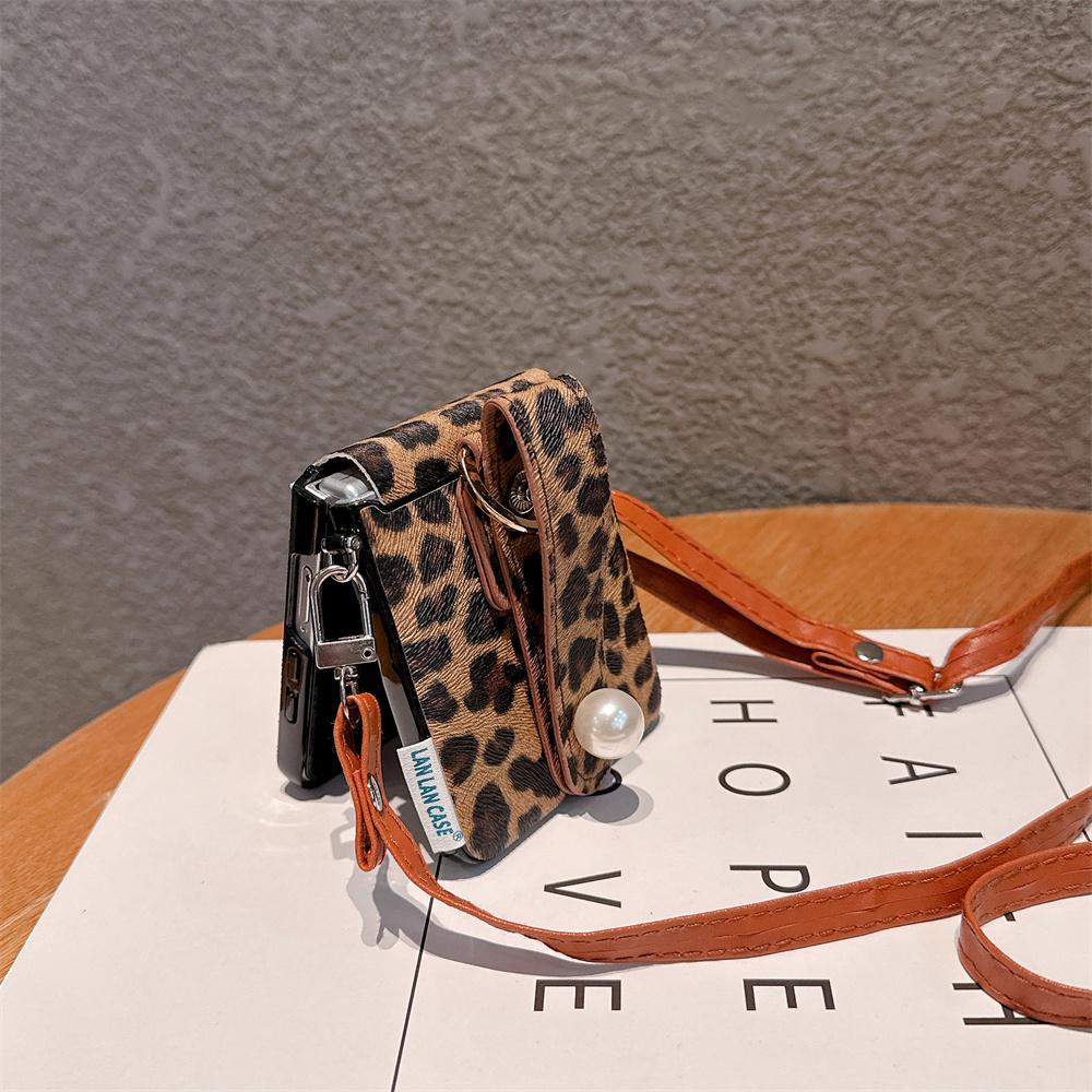 Luxury Retro Leopard Print Leather Pearl Wristband Phone Case for SamSung Galaxy Z Flip 7 6 5 Crossbody Hand Strap Protect Cover