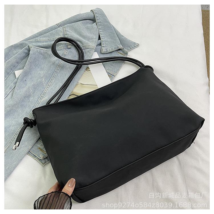 

2025 new trendy autumn and winter retro matte large-capacity simple tote bag fashionable and casual commuter shoulder messenger bag чорний
