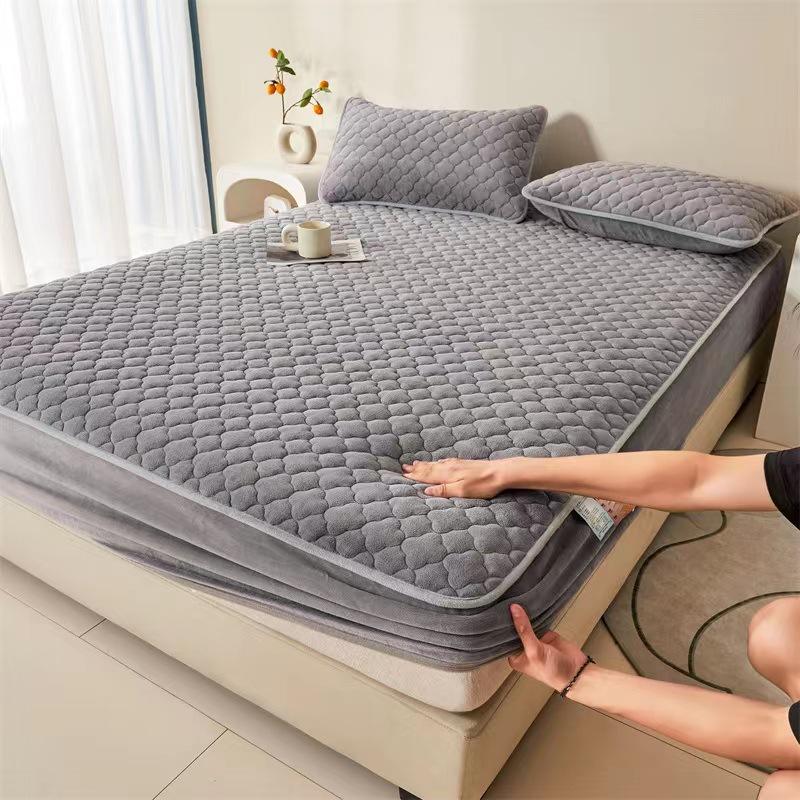 Mother-and-baby Milk Velvet Padded Bedspread with Cotton Padded Single and Double Simmons Bedspread Mattress Protective Cover