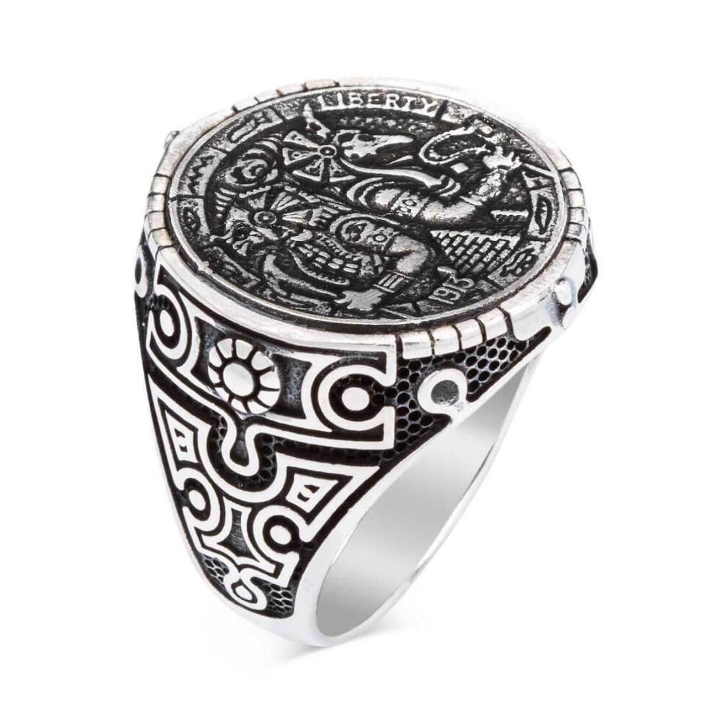 

Серебряное мужское кольцо с древним египетским борцом за свободу с камнем бесплатно