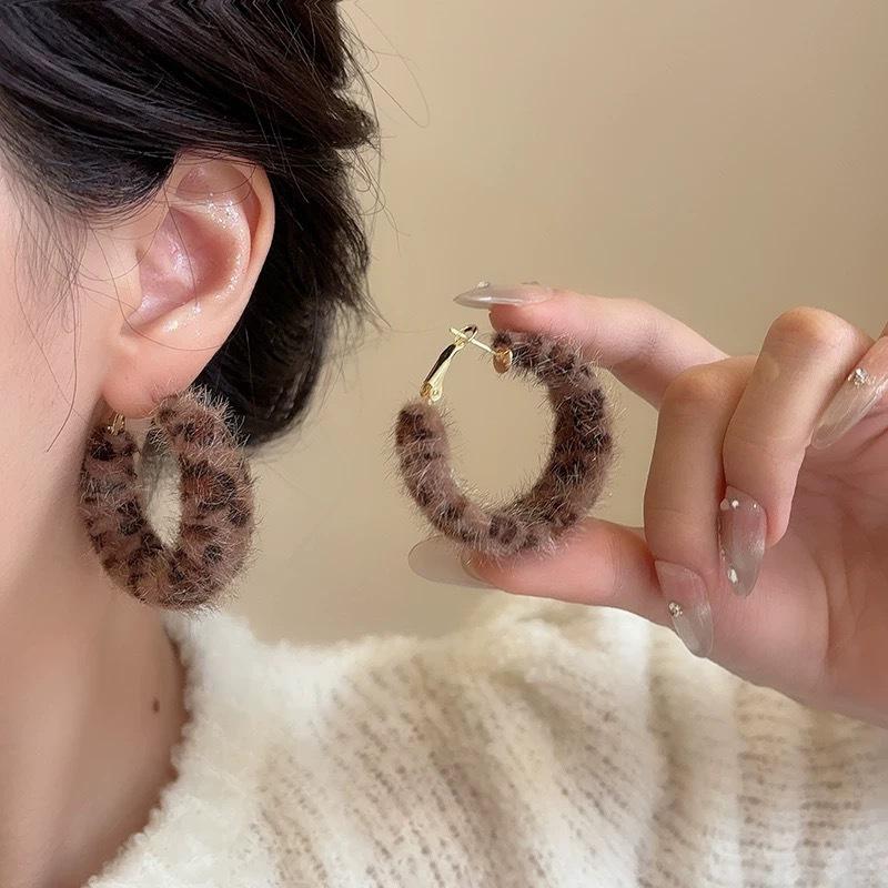 Vintage American Plush Leopard Print Circle Hoop Earrings For Women