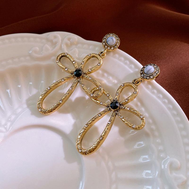 

Silver Needle Diamond-Studded Retro Cross Earrings: High-End Fashion Design Jewelry for Women