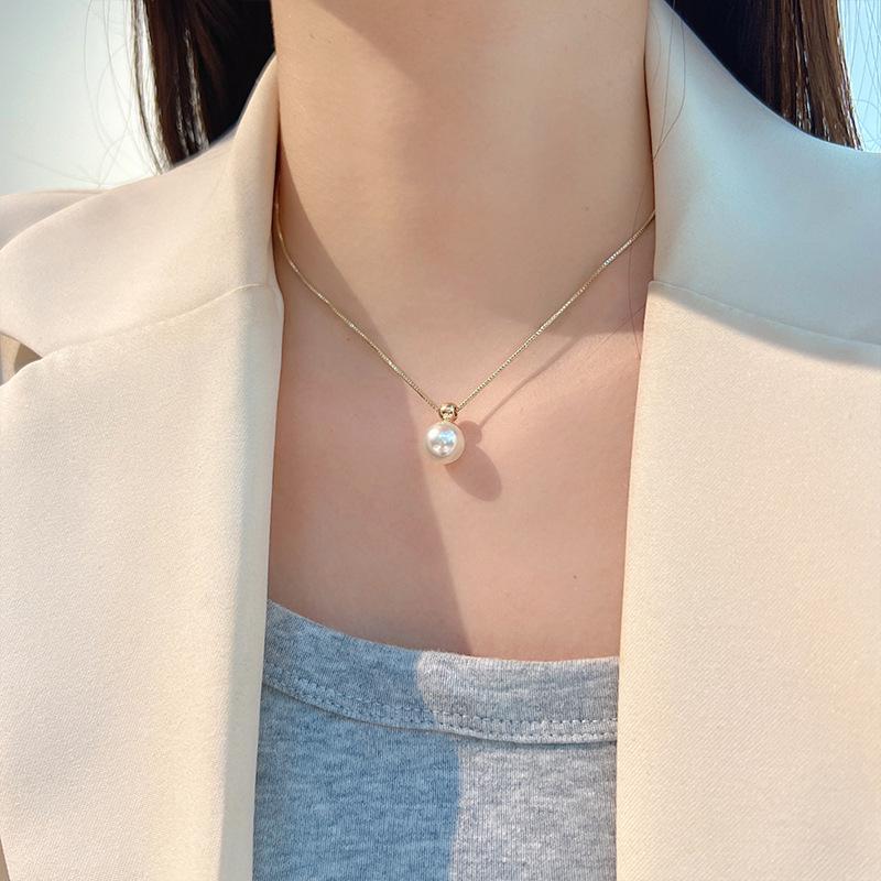 Elegant Metal Heart Clavicle Necklace for Women - Light Luxury Design