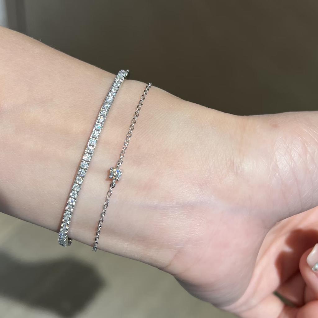 Französisch-inspirierter, funkelnder Minimalismus Mini3 Mehrreihiges Diamantarmband für Damen, 18K Weißgold plattiert, handeingefasster Zirkonia, High-End-Armband
